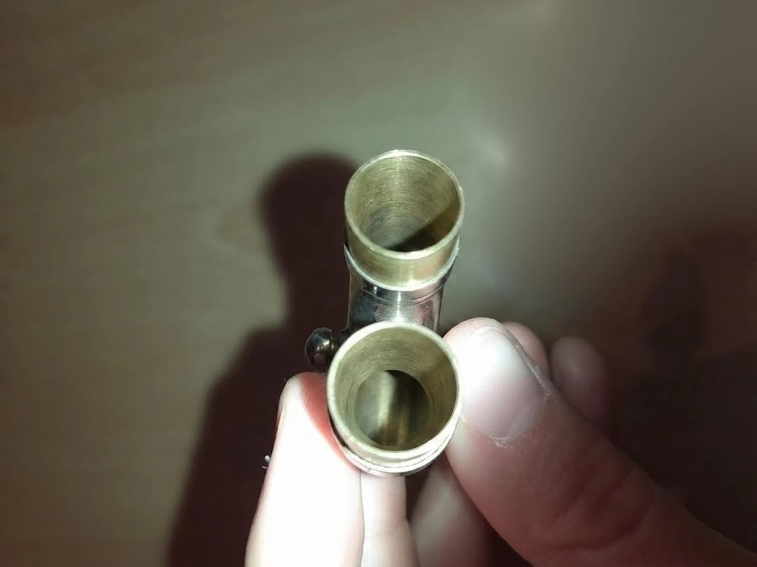 Illustration des gereinigten Stimmzugs mit sauberer Messingoberfläche im Inneren